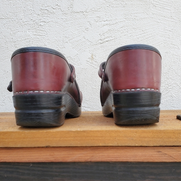 Dansko Size 38 red maroon strap clog buckle good used condition - Picture 4 of 8